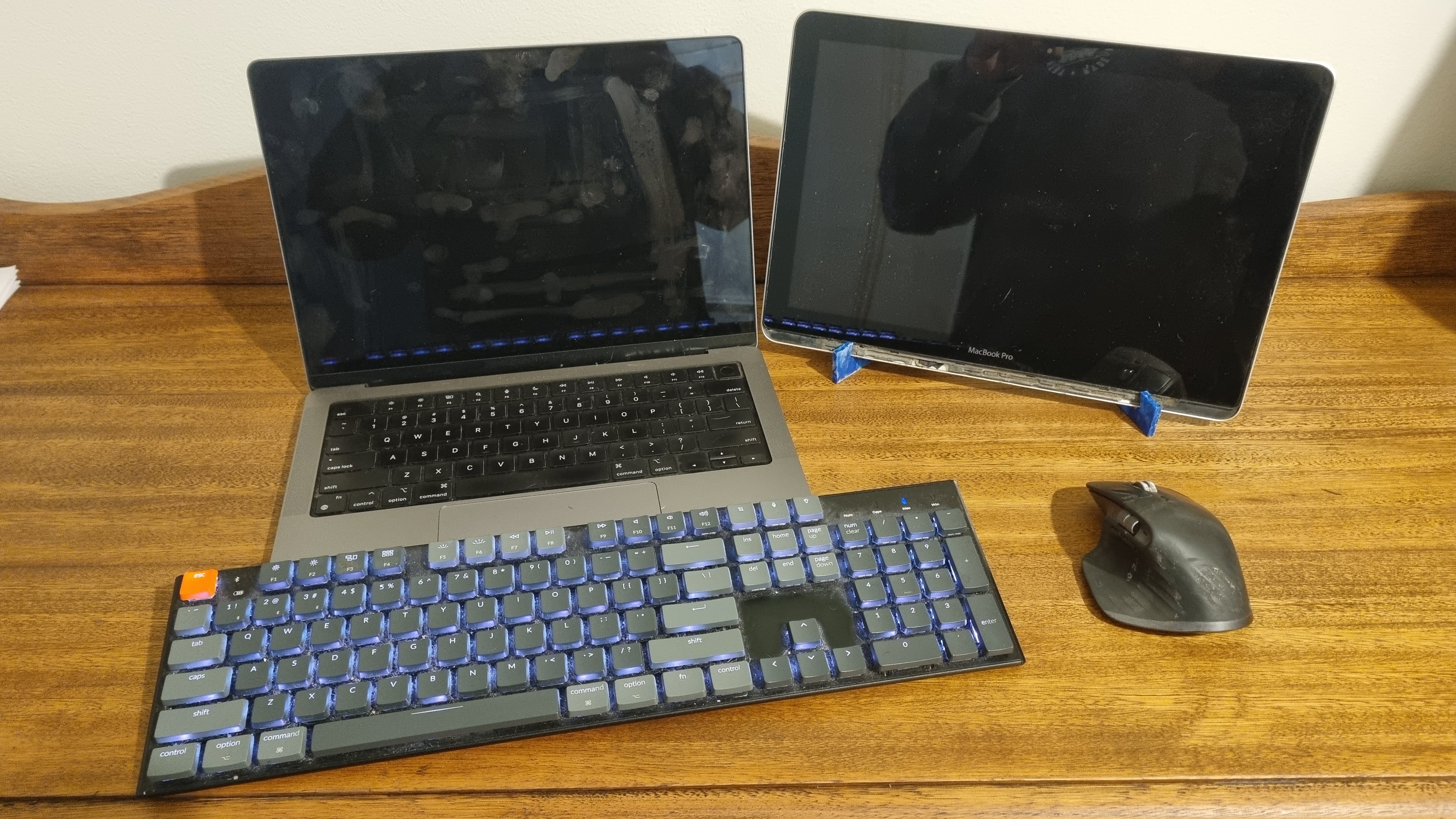 photo of a complete multi monitor setup based on an old laptop screen